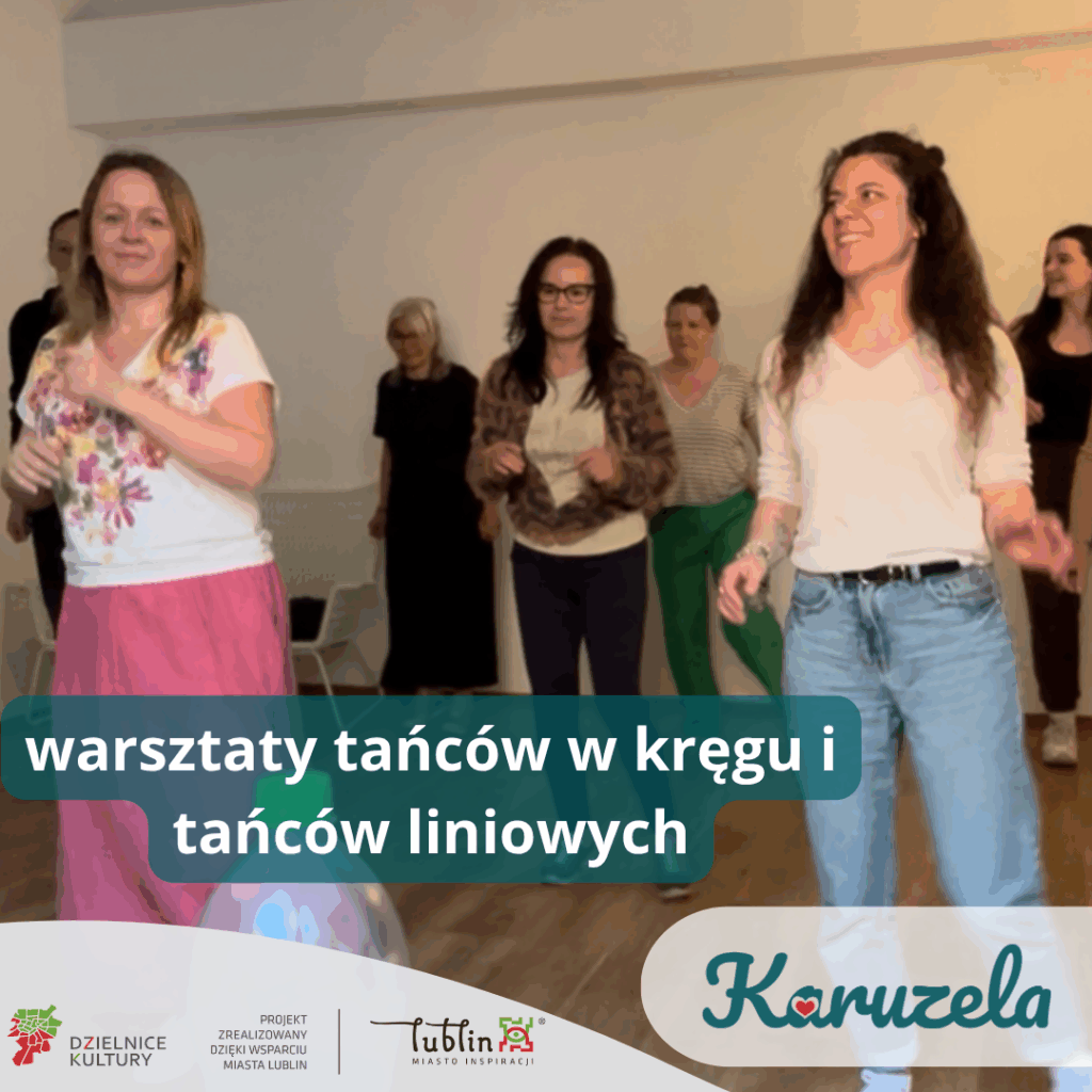 Kilka kobiet w jasnym pomieszczeniu, aktywnie uczestniczące w warsztatach tanecznych. Uśmiechają się i poruszają. Obraz jest opatrzony napisem "warsztaty tańców w kręgu i tańców liniowych".  Na dole grafiki logotypy - Karuzela, Lublin Miasto Inspiracji, Dzielnice Kultury oraz tekst "Projekt zrealizowany dzięki wsparciu Miasta Lublin".