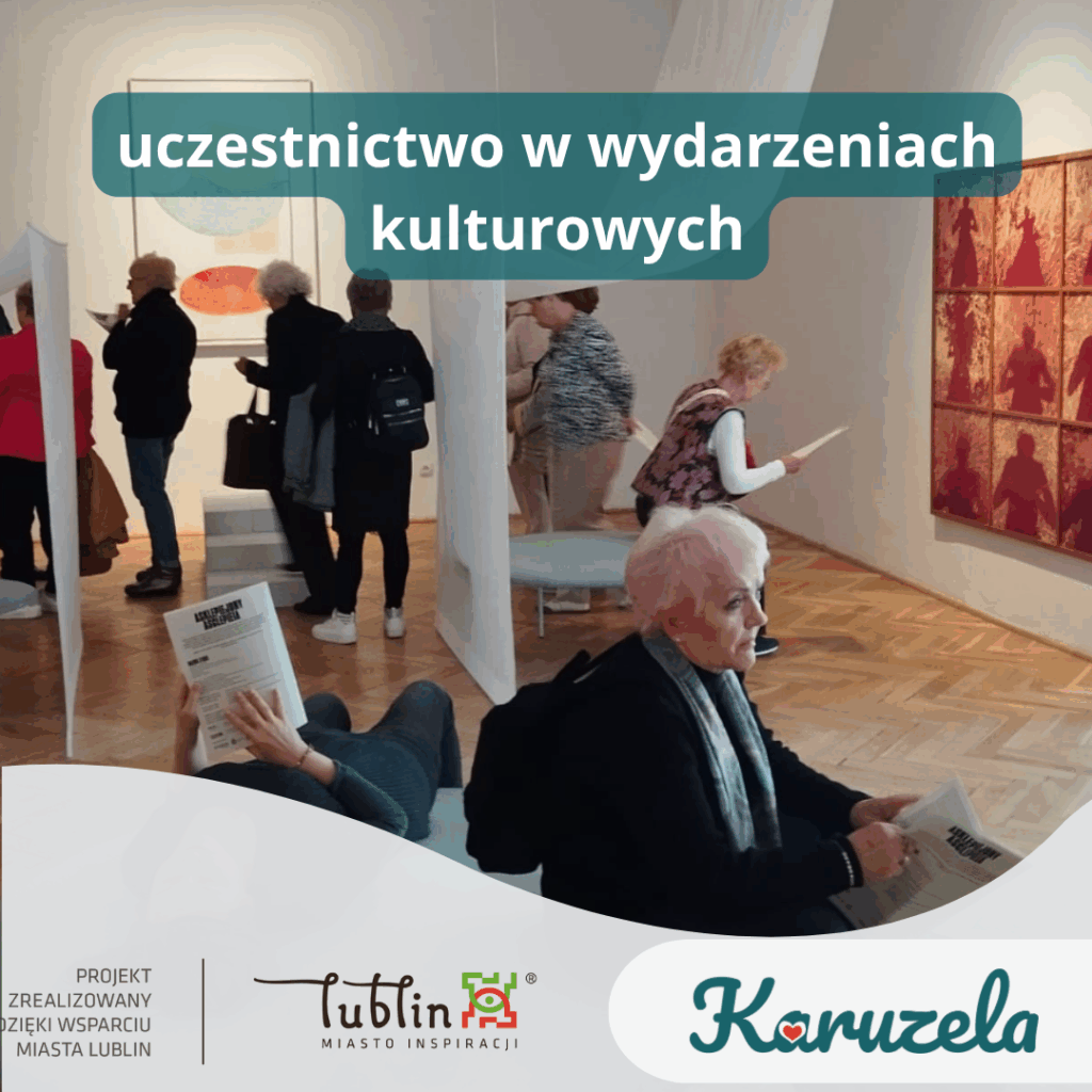 Grupa osób, głównie w wieku senioralnym, uczestniczy w wydarzeniu kulturalnym w galerii sztuki. Zwiedzający oglądają obrazy na ścianach i czytają materiały informacyjne. W centrum zdjęcia kobieta z różowymi włosami siedzi z ulotką w ręku. Na pierwszym planie logo projektu 'Karuzela' oraz logotypy: Miasta Lublin i informacja o wsparciu miasta. W górnej części grafiki znajduje się napis: ‘uczestnictwo w wydarzeniach kulturowych